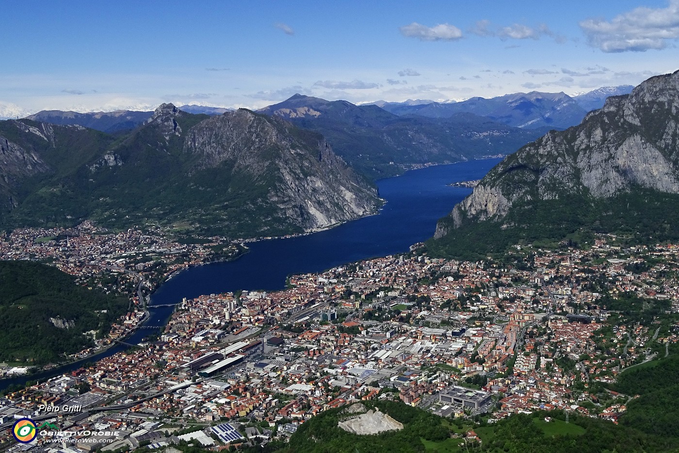 23 Spettacolare vista verso Lecco, i suoi laghi e monti.JPG -                                